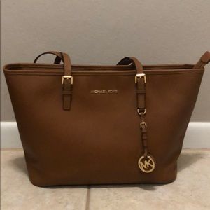Michael Kors Jet Set Large with Zipper Closure